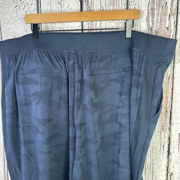 Athleta Brooklyn Ankle Camo Print Pant Plus Size 26 Navy Blue Camo 27.5” Inseam - Picture 8 of 16